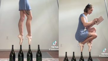 Μια μπαλαρίνα ισορροπεί πάνω σε μπουκάλια