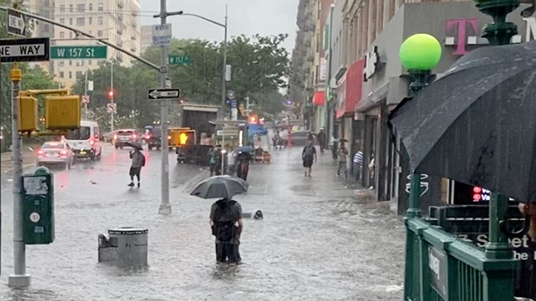 Νέα Υόρκη: Πρωτοφανείς πλημμύρες χωρίς προηγούμενο – Χάος στους δρόμους