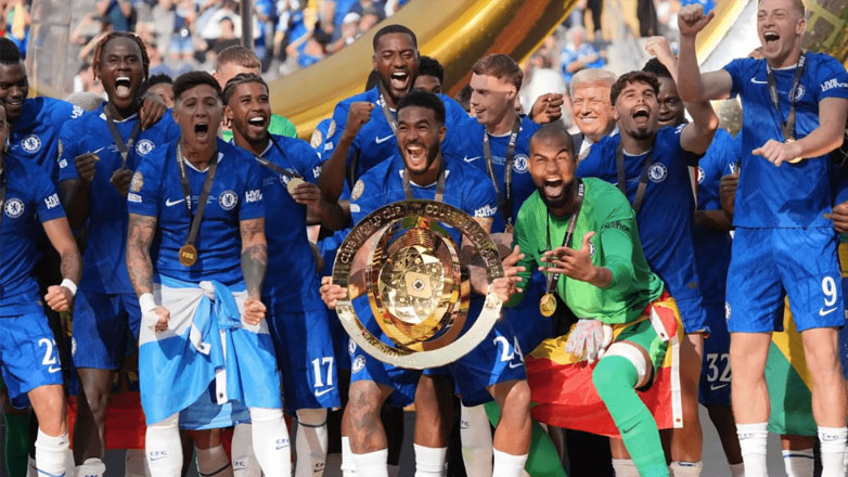 Η Τσέλσι με το σήμα της παγκόσμιας πρωταθλήτριας στη φανέλα της