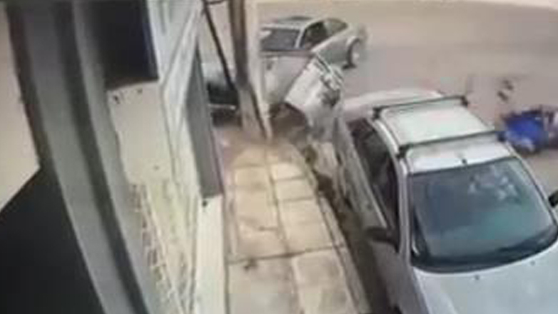 Βίντεο – σοκ: Η στιγμή που αυτοκίνητο παρασύρει 9χρονο και δύο ηλικιωμένους στο Ίλιον