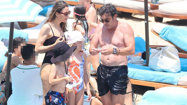 Βίκυ Καγιά – Ηλίας Κρασσάς: Με τα παιδιά τους σε κοσμική παραλία της Μυκόνου