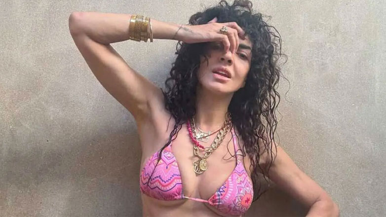 Μαρία Σολωμού: Εντυπωσιάζει στα 50 της με το μαγιό της!