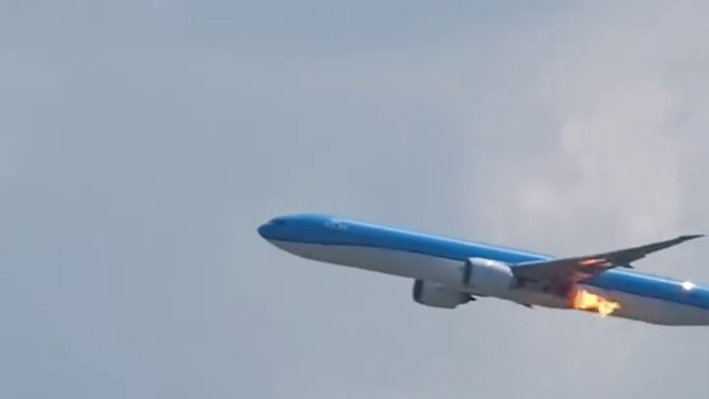 Φωτιά στον κινητήρα αεροσκάφους μετά την πρόσκρουσή του με σμήνος πουλιών