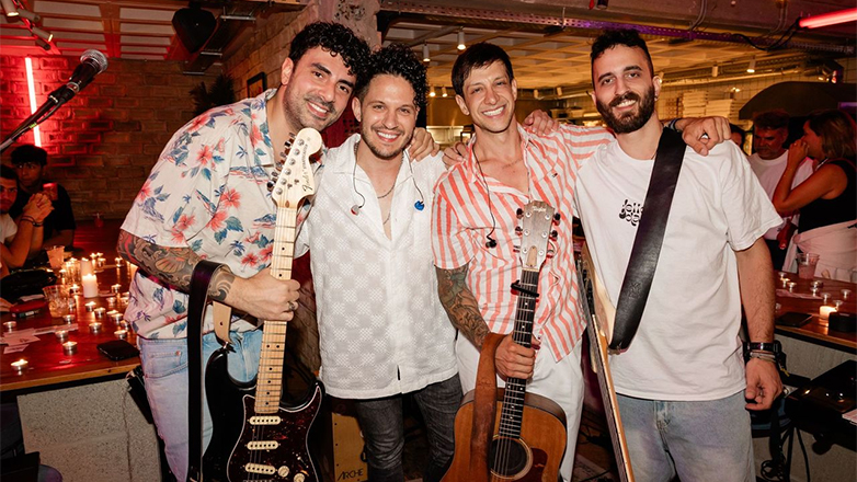 Ο Ηλίας Μπόγδανος υποσχέθηκε «Τα Λέμε Τον Αύγουστο» σε εκδήλωση για την παρουσίαση του νέου του τραγουδιού Ο Ηλίας Μπόγδανος υποσχέθηκε «Τα Λέμε Τον Αύγουστο» σε εκδήλωση για την παρουσίαση του νέου του τραγουδιού