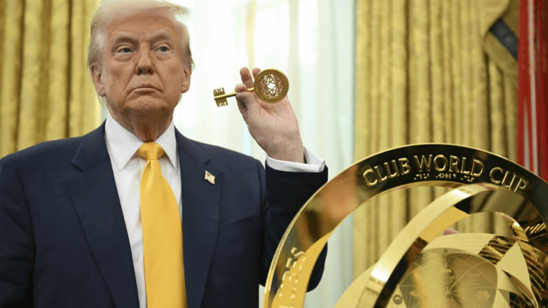 Απίστευτο: Ο Τραμπ έχει το πρωτότυπο τρόπαιο στο γραφείο του