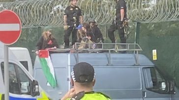 Σκωτία: Τρεις συλλήψεις φιλοπαλαιστίνιων ακτιβιστριών που έριξαν βαν σε φράχτη αμυντικής βιομηχανίας