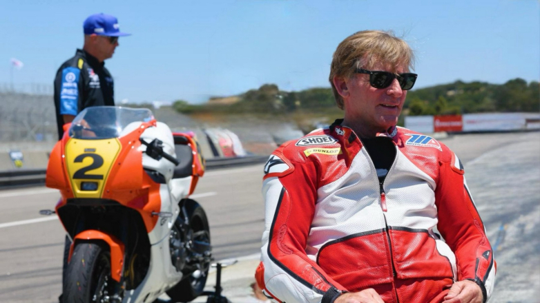 Ο Wayne Rainey από το αναπηρικό καροτσάκι στη σέλα μοτοσυκλέτας στο MotoAmerica