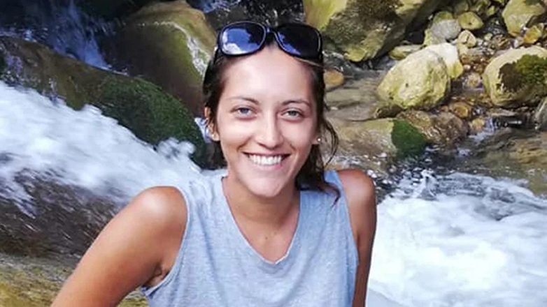 «Πήδηξε πάνω της και συνέχισε να τη μαχαιρώνει»