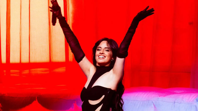 Camila Cabello: Mε δημιουργία Celia Kritharioti στο sold-out Eventim Apollo στο Λονδίνο