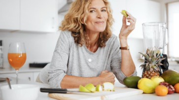 Προεμμηνόπαυση: Ευεξία με σύμμαχο τη διατροφή και την άσκηση