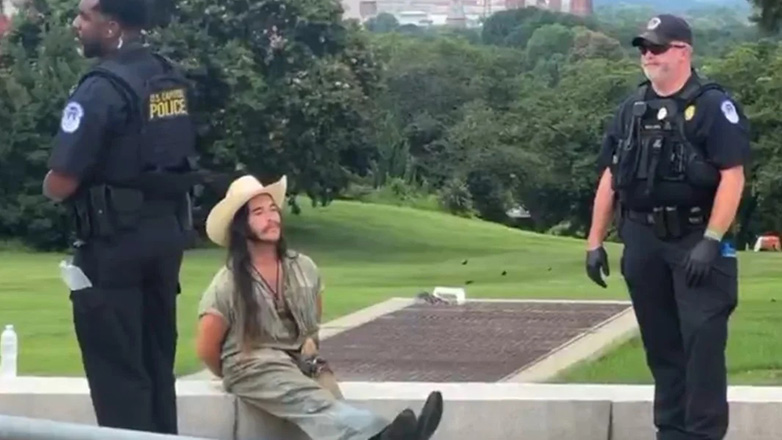 ΗΠΑ: Συνελήφθη έξω από το Καπιτώλιο οδηγός που είχε όπλα, τόξο και βέλη στο όχημά του