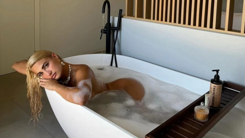 Η Ιωάννα Τούνη ποζάρει γυμνή στη μπανιέρα της