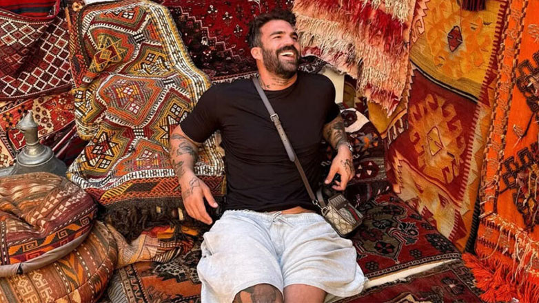 Στη Σαντορίνη ο Δημήτρης Αλεξάνδρου – Τα υπονοούμενα για την προσωπική του ζωή