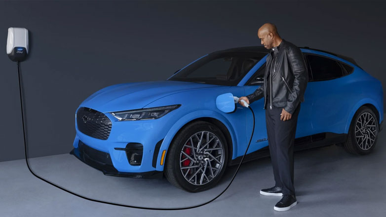 Τελικά ο κόσμος αγοράζει ηλεκτρικά Ι.Χ. ή όχι; Δείτε τα στοιχεία για το πρώτο μισό του 2025