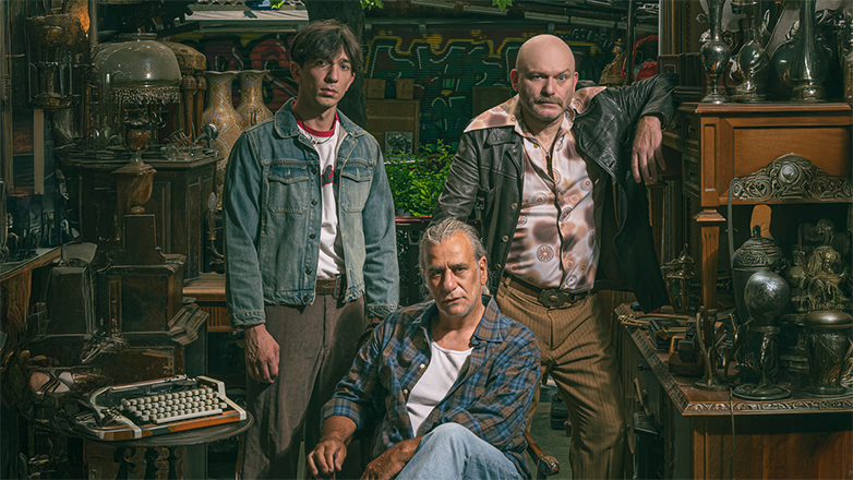 Ο Γιάννης Μπέζος σκηνοθετεί το αριστούργημα του David Mamet «Αμερικάνικος Βούβαλος»