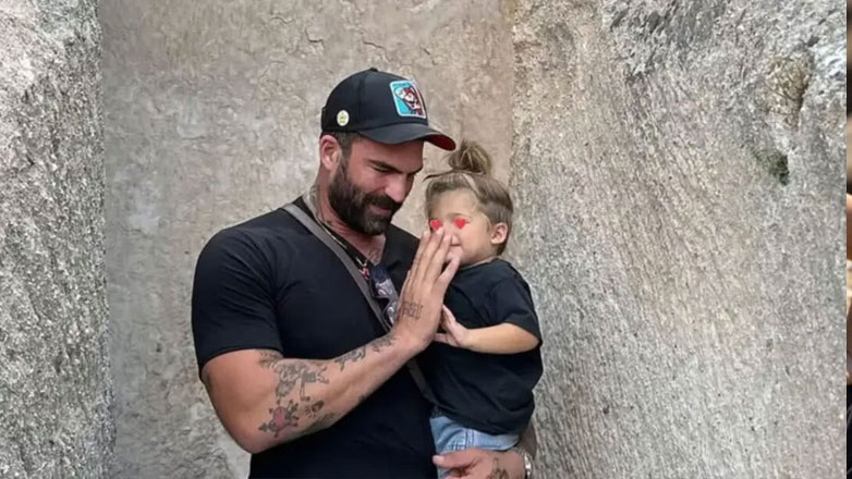 Δημήτρης Αλεξάνδρου: Διακοπές στη Σαντορίνη με τον γιο του, Πάρη – Δείτε πώς περνάνε