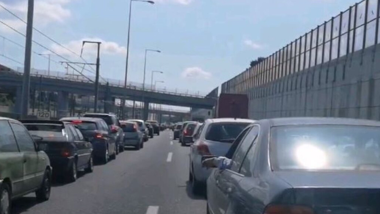 Καθυστερήσεις στην Αττική Οδό λόγω ακινητοποιημένου φορτηγού