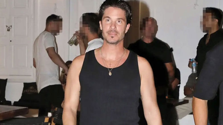 Νίκος Οικονομόπουλος: Επισκέφτηκε το ξενοδοχείο του στη Μύκονο – Η βραδινή έξοδος στα σοκάκια του νησιού