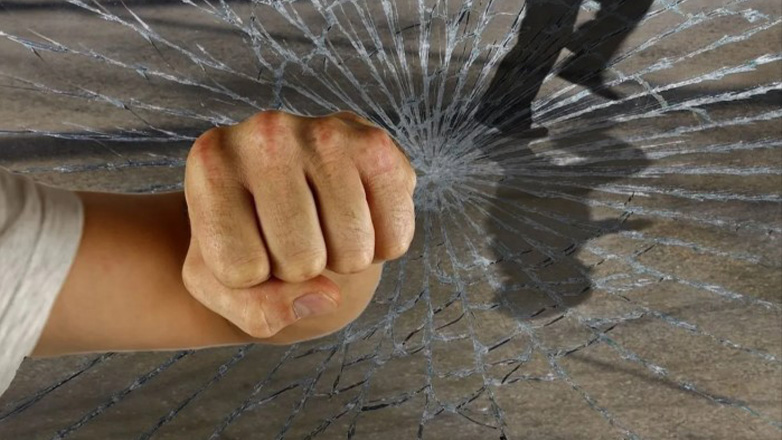 Τον ξυλοκόπησαν και τον έβαλαν να χορέψει