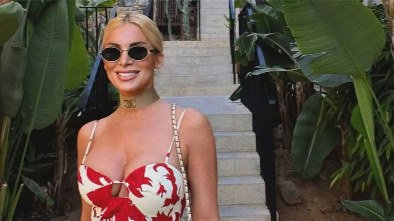 Κατερίνα Καινούργιου: Με ένα πανάκριβο Chanel τσόκερ στις διακοπές της στα Χανιά