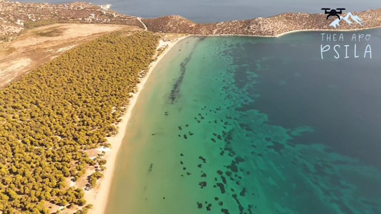 Σχινιάς Μαραθώνα: Ο καλοκαιρινός προορισμός που συνδυάζει πεύκο, θάλασσα και… θέα από ψηλά