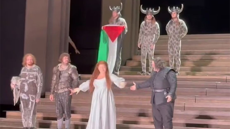 Kαλλιτέχνης ύψωσε την παλαιστινιακή σημαία σε παράσταση του Τροβατόρε στη Βασιλική Όπερα του Λονδίνου