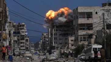 Γάζα: Το Ισραήλ σφυροκοπά για πρώτη φορά την Ντέιρ Αλ-Μπάλαχ – Διαρκώς εκτοπισμένοι οι Παλαιστίνιοι