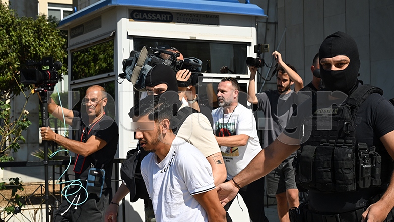 Τα πήρε όλα πάνω του για να σώσει την oικονομολόγο