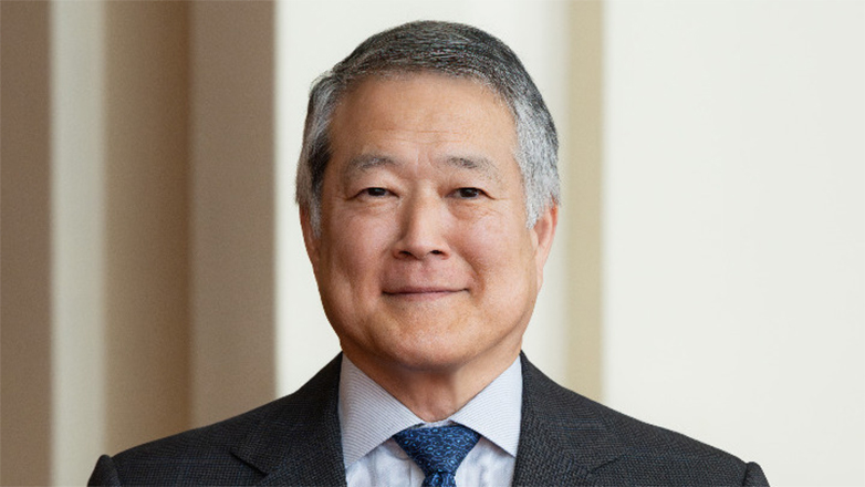 Ντέρικ Ινόεϊ: «Στον “Ριγολέττο” η αγάπη δεν επιβεβαιώνει τη ζωή, αλλά προοικονομεί τον θάνατο»