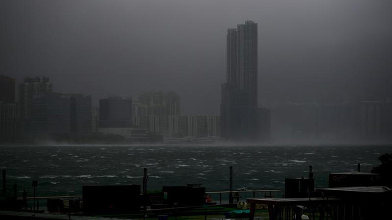 Κίνα: Ο τυφώνας Wipha «χτυπά» το Χονγκ Κονγκ με ανέμους 118 χλμ/ώρα