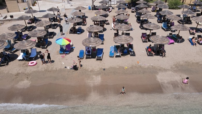 Συλλήψεις για παράνομη κατάληψη της παραλίας στην Ανάβυσσο