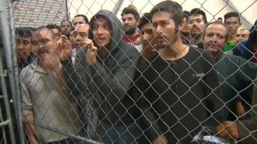 «Μας ανάγκαζαν να σκύβουμε και να τρώμε με το στόμα, σαν σκυλιά»