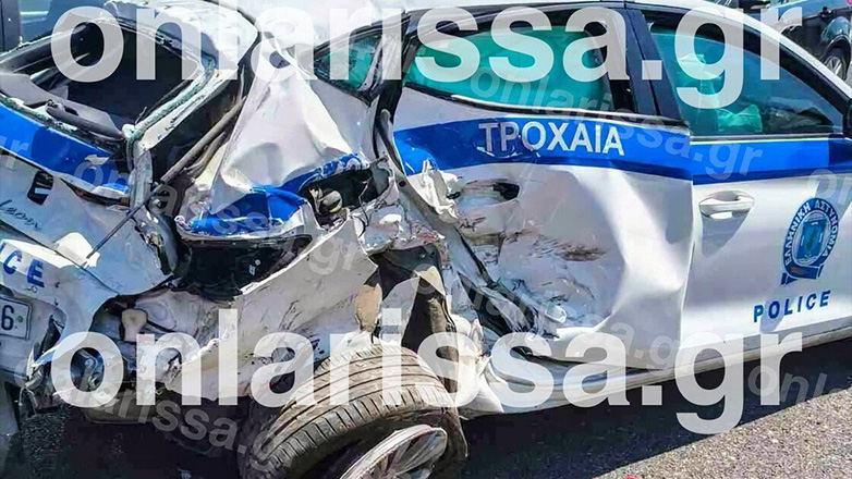 Λάρισα: Αγροτικό όχημα έπεσε πάνω σε περιπολικό