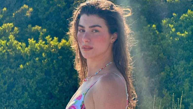 H Χρύσα Μιχαλοπούλου ποζάρει topless σε μια ειδυλλιακή παραλία!