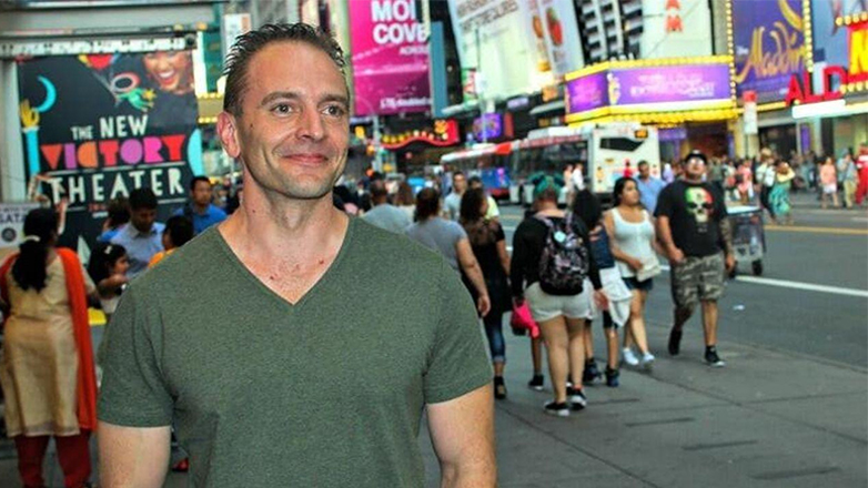 Ο εξαιρετικός ηθοποιός του Μπρόντγουεϊ Gene Gillette έρχεται από τη Νέα Υόρκη στην Ελλάδα