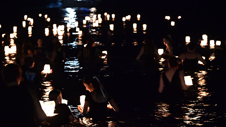 Συγκίνηση στις εκδηλώσεις μνήμης για την 7η επέτειο από τη φονική πυρκαγιά στο Μάτι