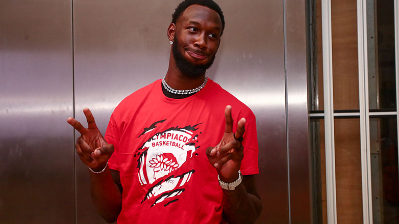 Χολ: «Αισθάνομαι υπέροχα που θα φορέσω την φανέλα του Ολυμπιακού»