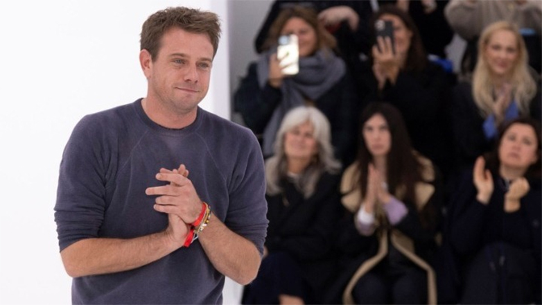 Τζόναθαν Άντερσον: Αναλαμβάνει τον σχεδιασμό κοστουμιών της ταινίας «Artificial»