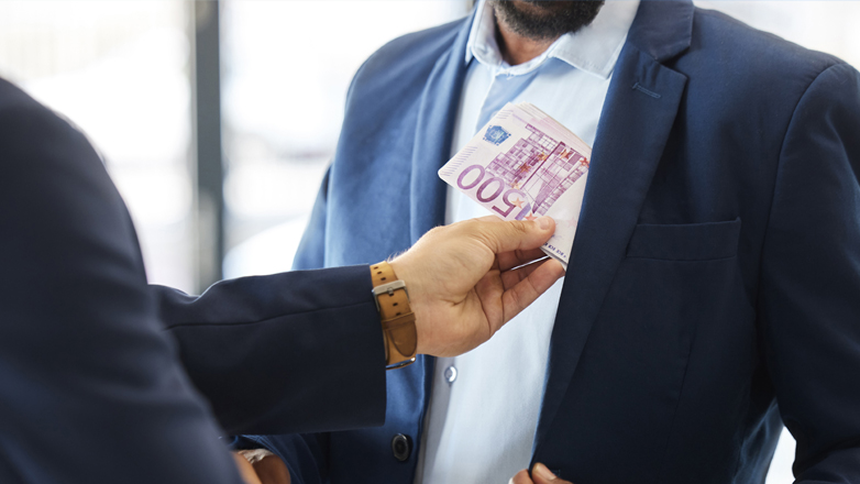 Καθηγήτρια Πανεπιστημίου και Αντιδήμαρχος με μαύρο χρήμα στους λογαριασμούς τους