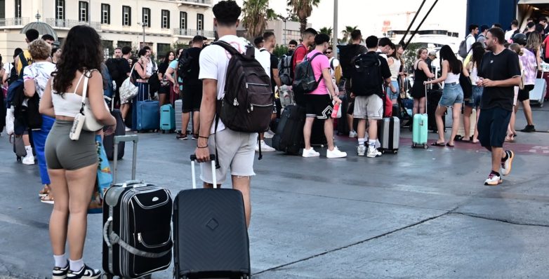 Κίνηση στο λιμάνι του Πειραιά Κίνηση στο λιμάνι του Πειραιά