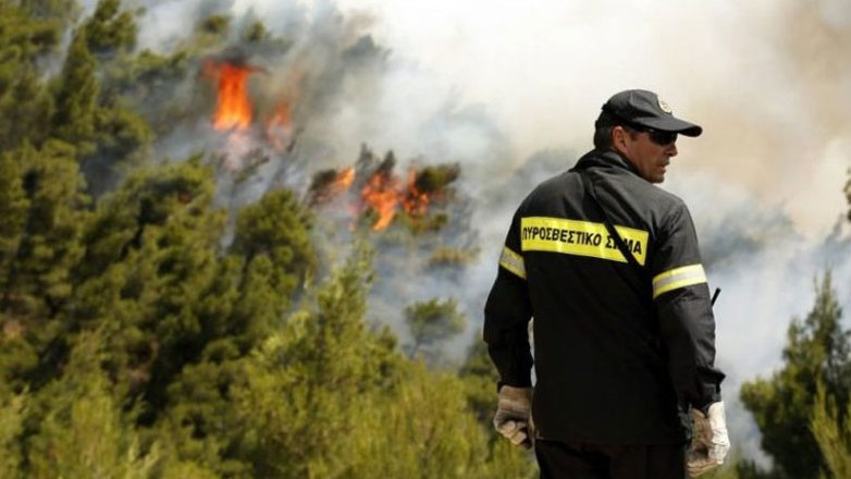Ηράκλειο: Μεγάλη φωτιά στα ενετικά τείχη στο κέντρο της πόλης