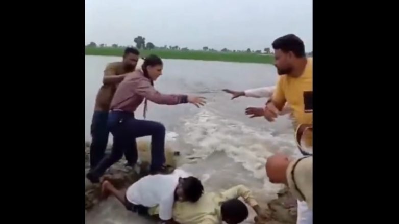 Στήνουν γέφυρα από… ανθρώπους σε ποταμό της Ινδίας