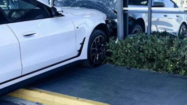 Αυτοκίνητο έπεσε σε τζαμαρία σούπερ μάρκετ στην Πάτρα