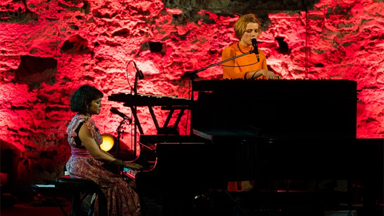 Sani Festival 2025: Εντυπωσιακή εμφάνιση με sold-out συναυλία από την Norah Jones