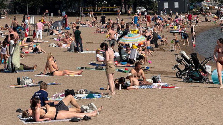 «Έλιωσε» από τη ζέστη και ο Αη Βασίλης στη Φινλανδία