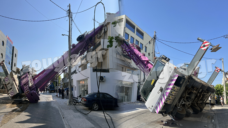 Γερανός έπεσε πάνω σε σπίτι στο Περιστέρι