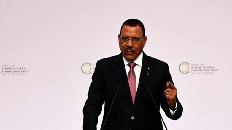 Η ΕΕ καλεί τον Νίγηρα να αφήσει ελεύθερο τον ανατραπέντα πρόεδρο Μπαζούμ