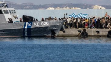Στους Καλούς Λιμένες 27 άτομα που επέβαιναν σε πλοιάριο