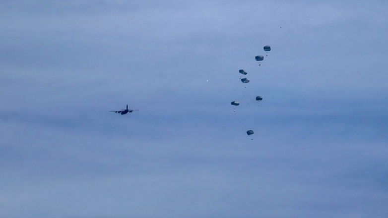 Τα ΗΑΕ ξαναρχίζουν τις ρίψεις βοήθειας στη Λωρίδα της Γάζας Τα ΗΑΕ ξαναρχίζουν τις ρίψεις βοήθειας στη Λωρίδα της Γάζας