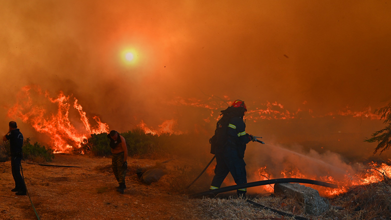 Κάηκαν σπίτια και αυτοκίνητα σε Κρυονέρι και Δροσοπηγή – Χωρίς ενεργό μέτωπο τη νύχτα η φωτιά